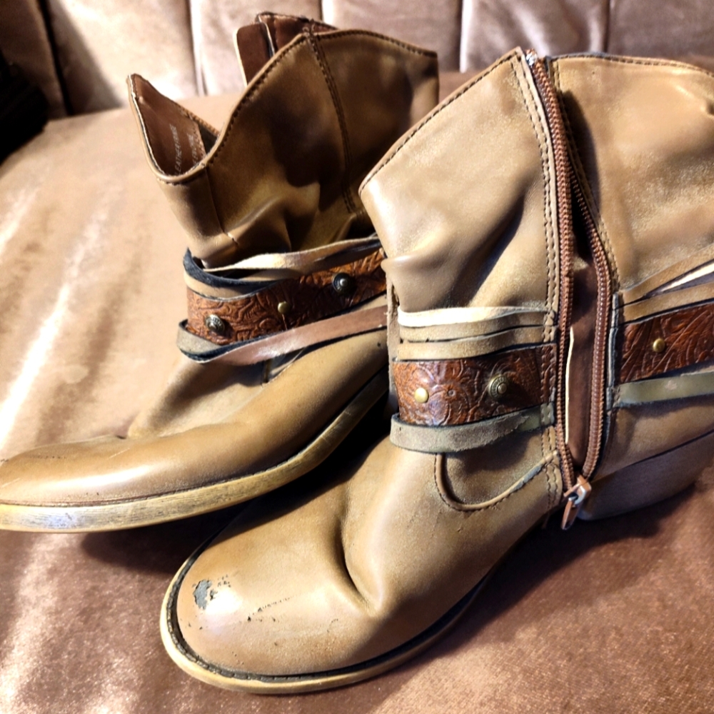 Ladies 7 Maurice's leather boots